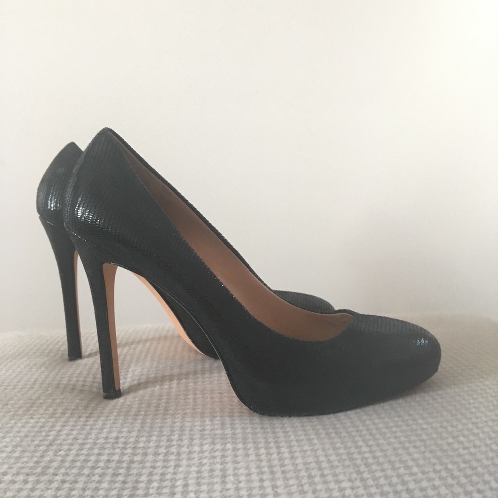 Ann Taylor Black Platform Pump, Size 9